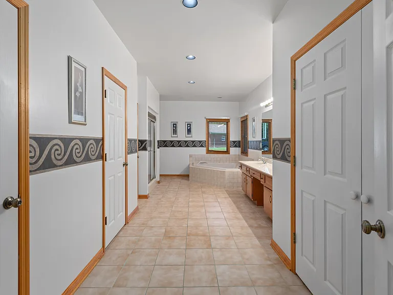 1221 Hawthorne Ln — Photo 13