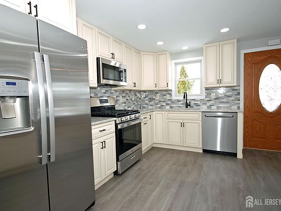 3rd image of 824 Drake Ave