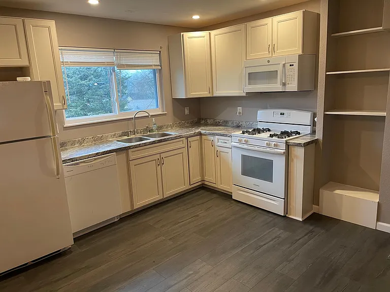2204 Bentley Manor Dr — Photo 4