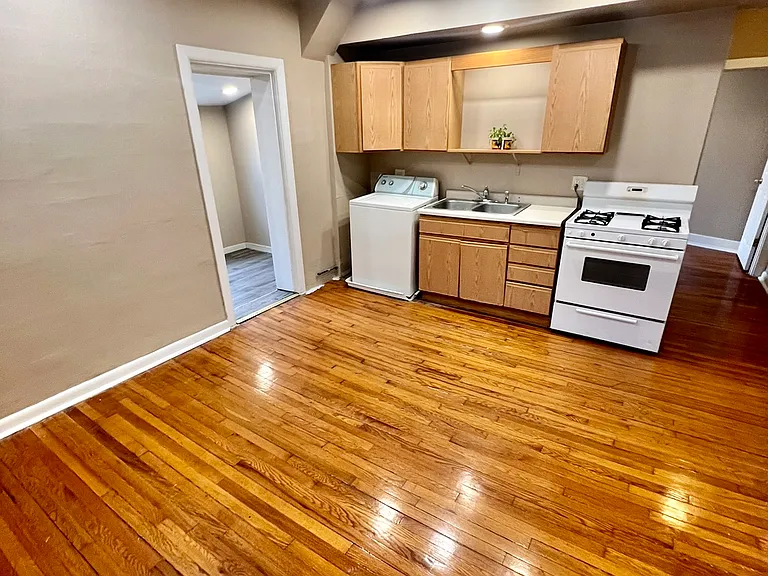 241 Ogden St #2R — Photo 2