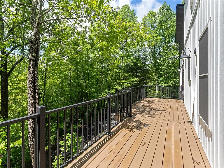 136 Blythe Rd — Photo 15