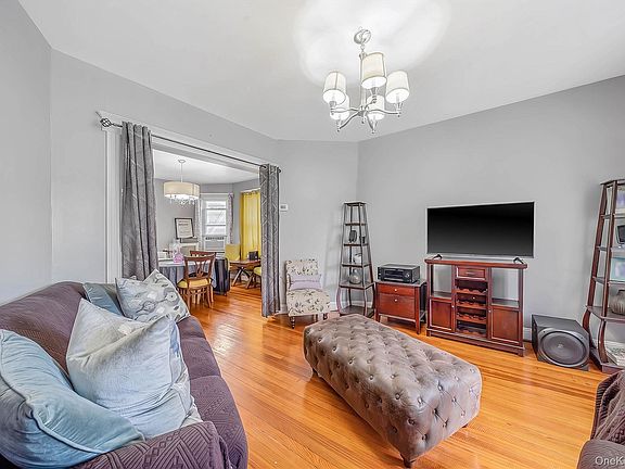 4th image of 425 S Columbus Avenue