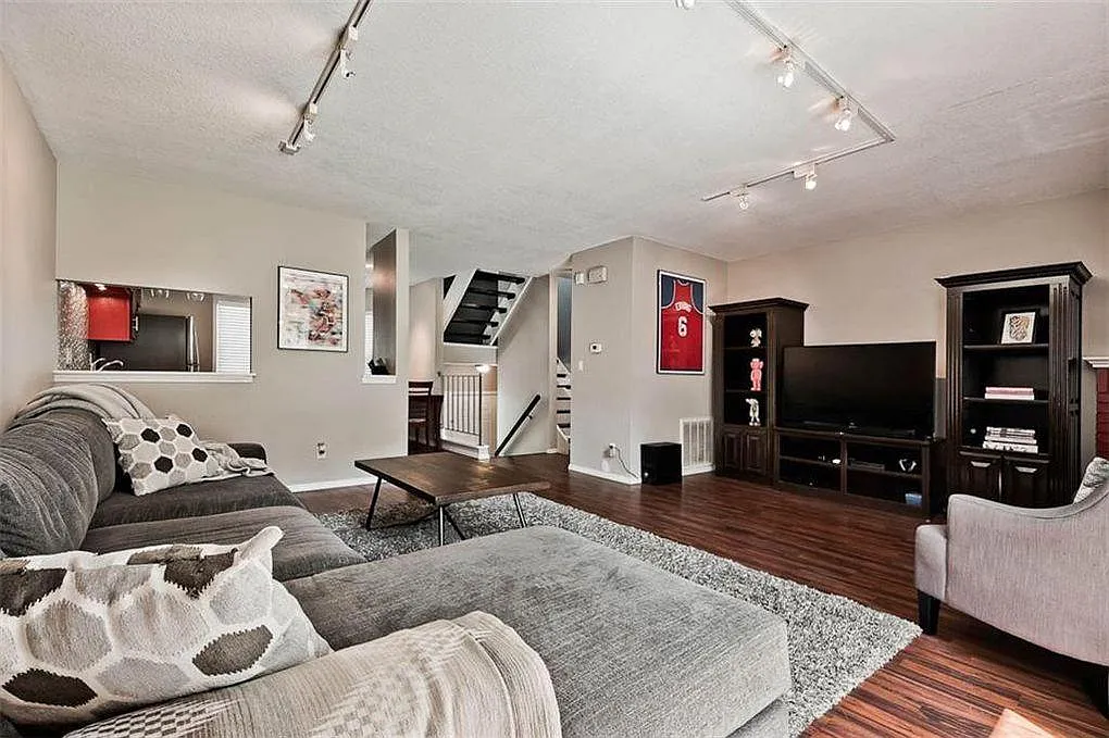 2 bed, 1.5 bath, 1194 sqft, $1,200 — Photo 1