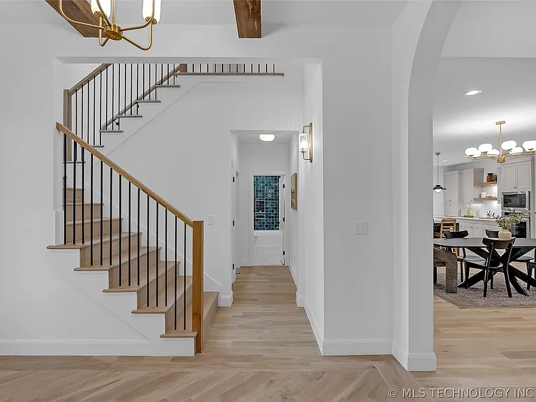 515 W El Paso St — Photo 4