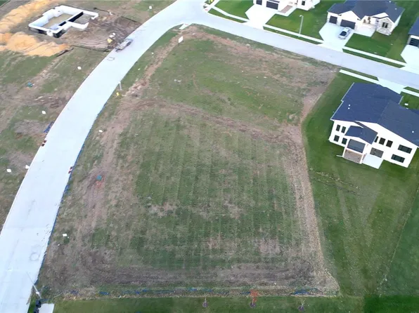 15222 Springbrook Trl, Urbandale, IA 50323
