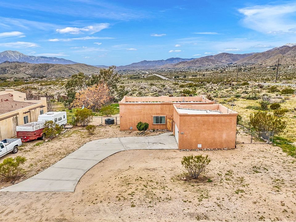 Built in 2004, air conditioned 3 bedroom 2 bath perfect family house. A desert view from every window. The house is light , light and
bright and comfortable.
the garage has 2 spaces and remote control door,plenty of parking,