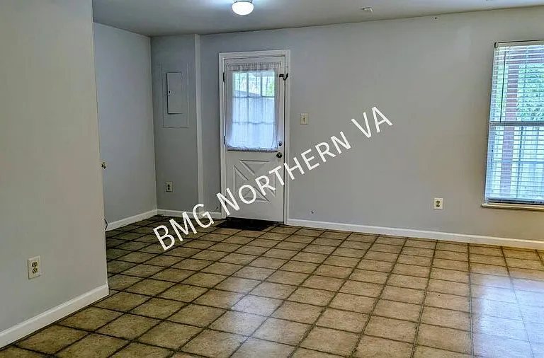 7408 Gadsby Sq — Photo 23