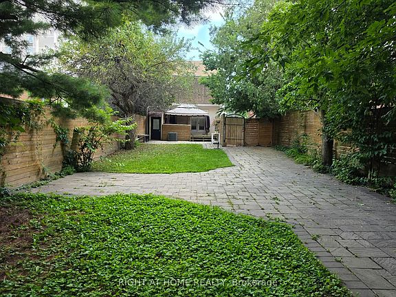 5th image of 154 Davisville Ave #1800