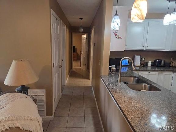 3rd image of 18468 Lakeview Cir #101
