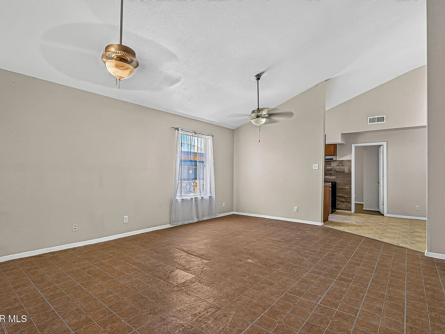 3 bed, 2.0 bath, 1142 sqft, $1,350 — Photo 3