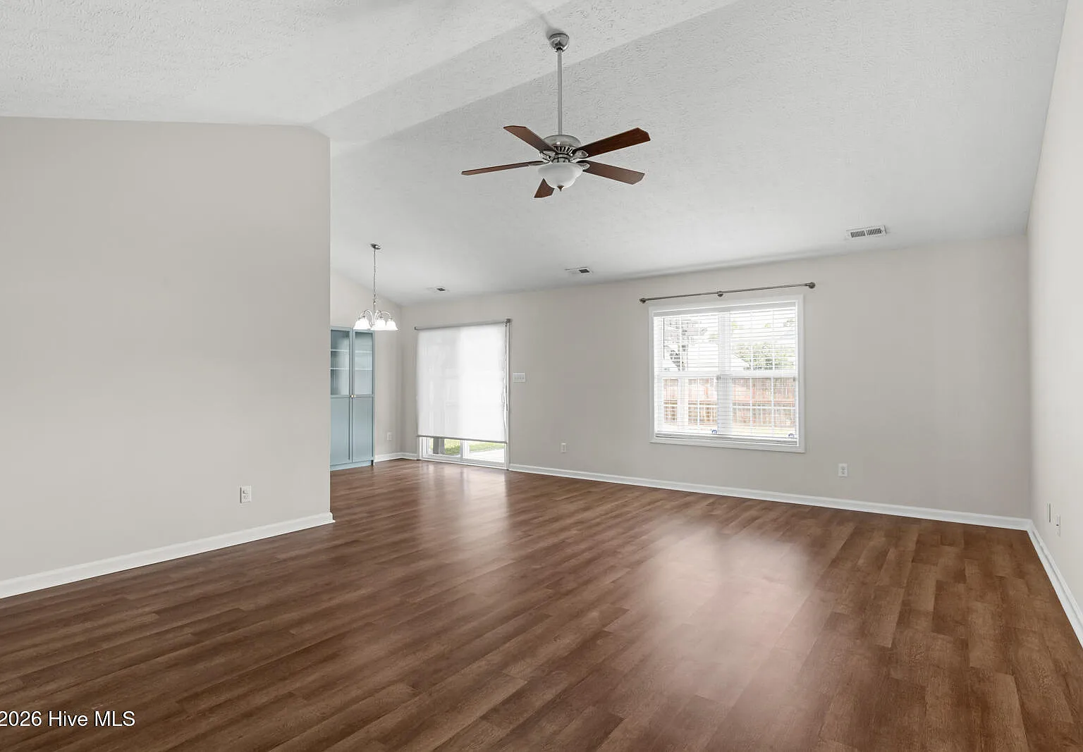 3 bed, 2.0 bath, 1350 sqft, $1,800 — Photo 3
