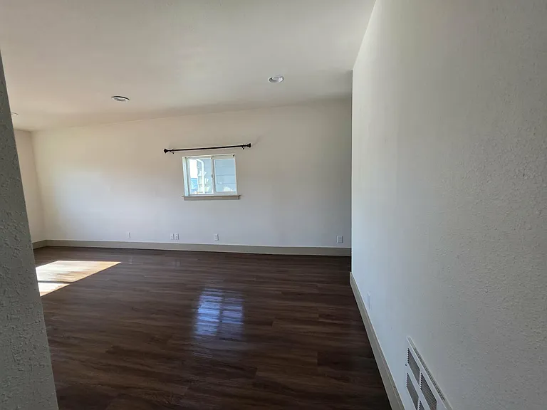 1943 Broadway Ave — Photo 3