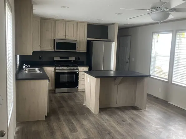 115 W 10th St, Coal Valley, IL 61240