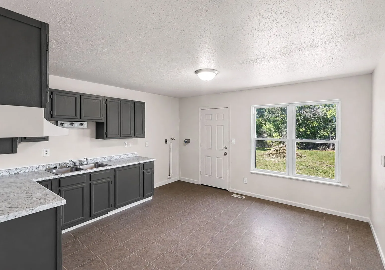Newly Renovated 3 Bedroom home for Rent in Cahokia with garage — Photo 4