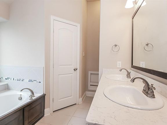 5th image of 308 Hawthorn Dr