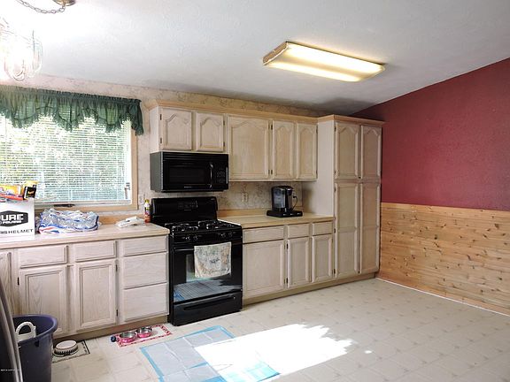 3rd image of 17842 Hillcrest Dr