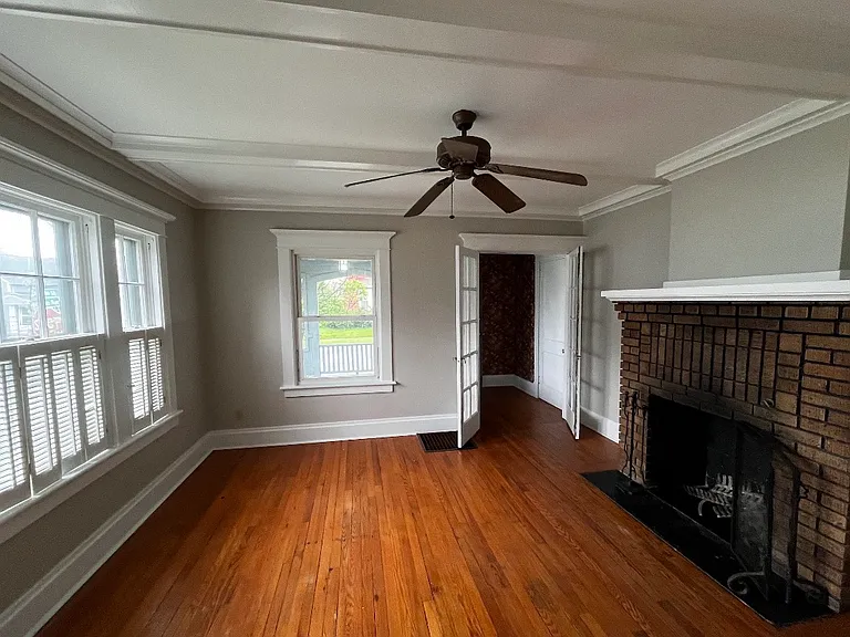 139 N Indiana Ave — Photo 8