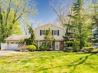 2 Saratoga Dr, Manalapan, NJ 07726