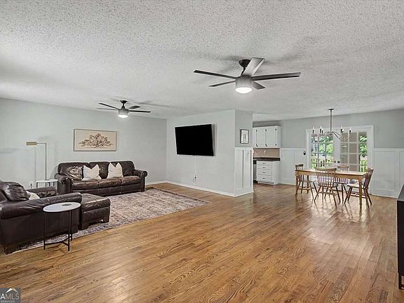 3rd image of 611 Calloway Dr