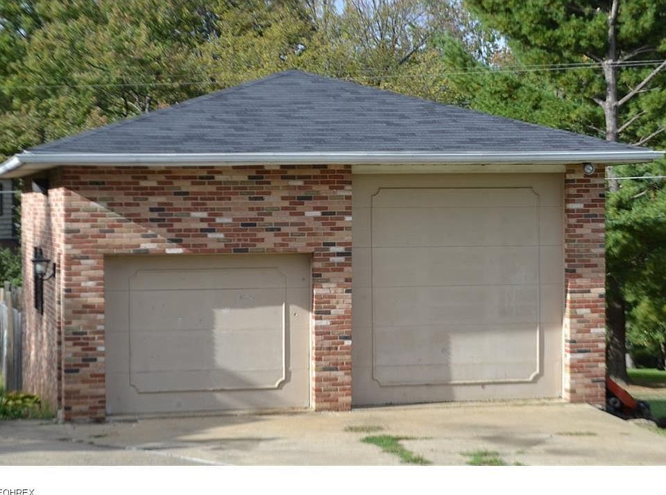 2nd image of 5383 Hilltop Dr NE
