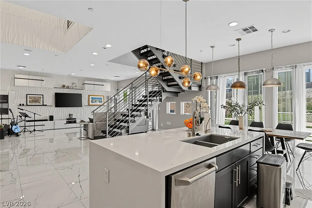 4 bed, 5.0 bath, 3266 sqft, $7,040 — Photo 2