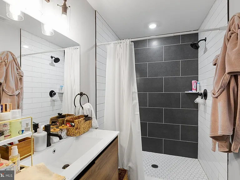 919 N 15th St #1R — Photo 8