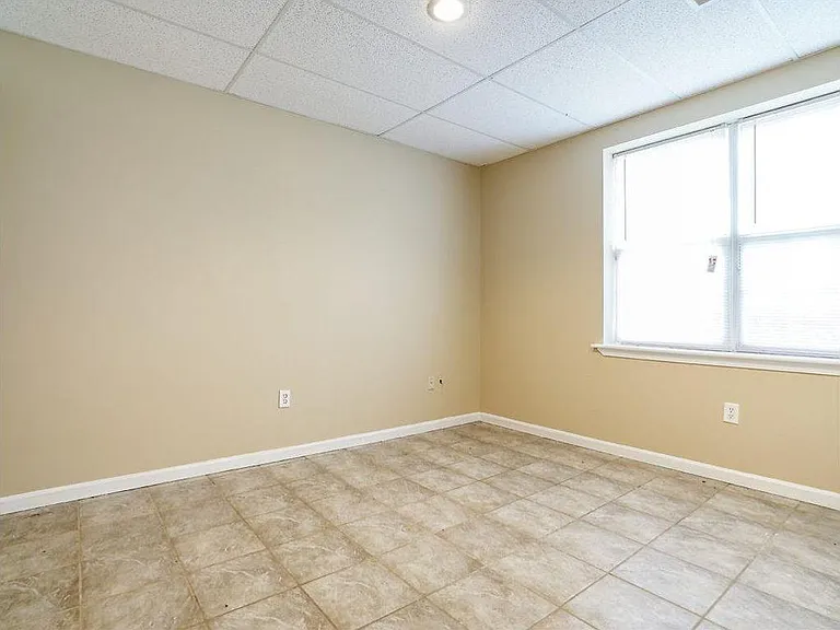 1935 Venesa Cir — Photo 41