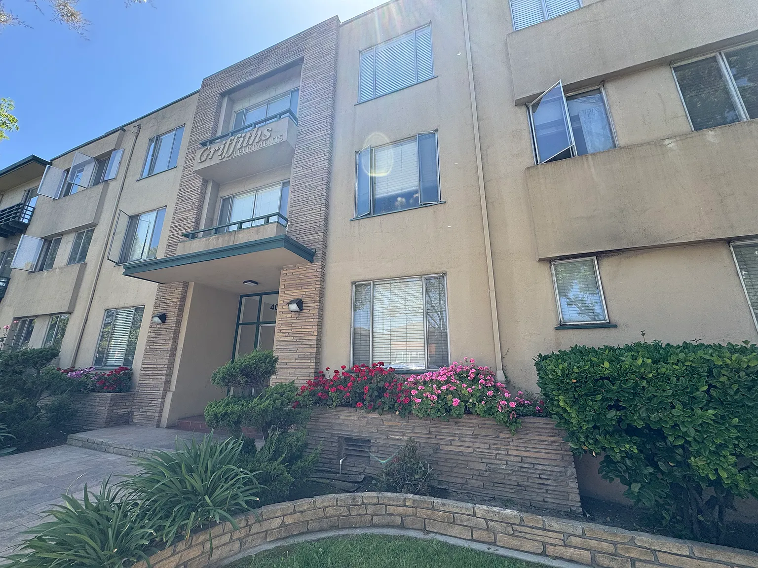 Griffith Apartments — Photo 3