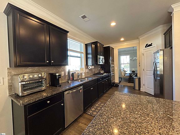 5th image of 231 Raleighwood Ln