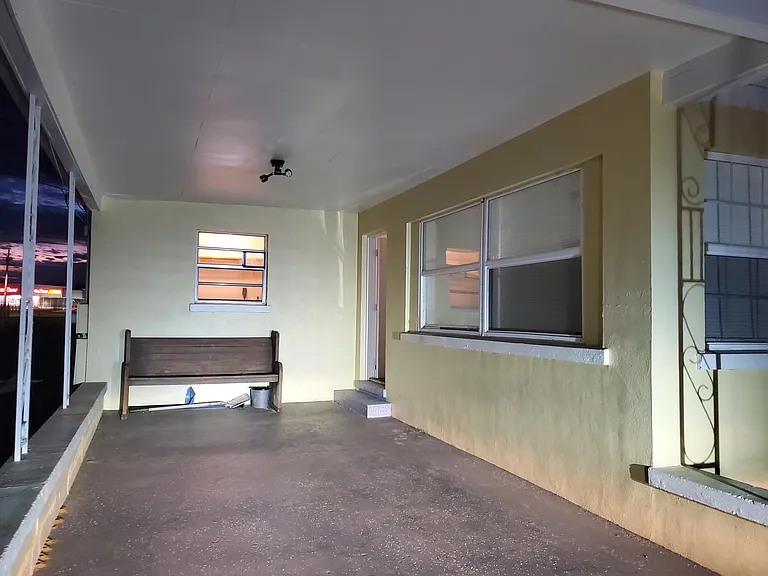 202 N Suwannee Ave — Photo 2