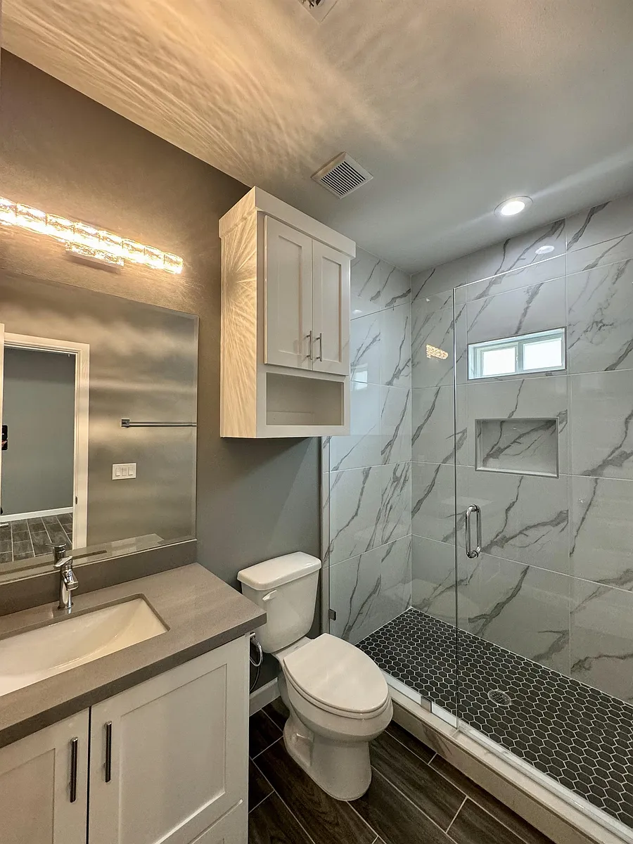 Building Photo - 3000 W Driftwood St #3
