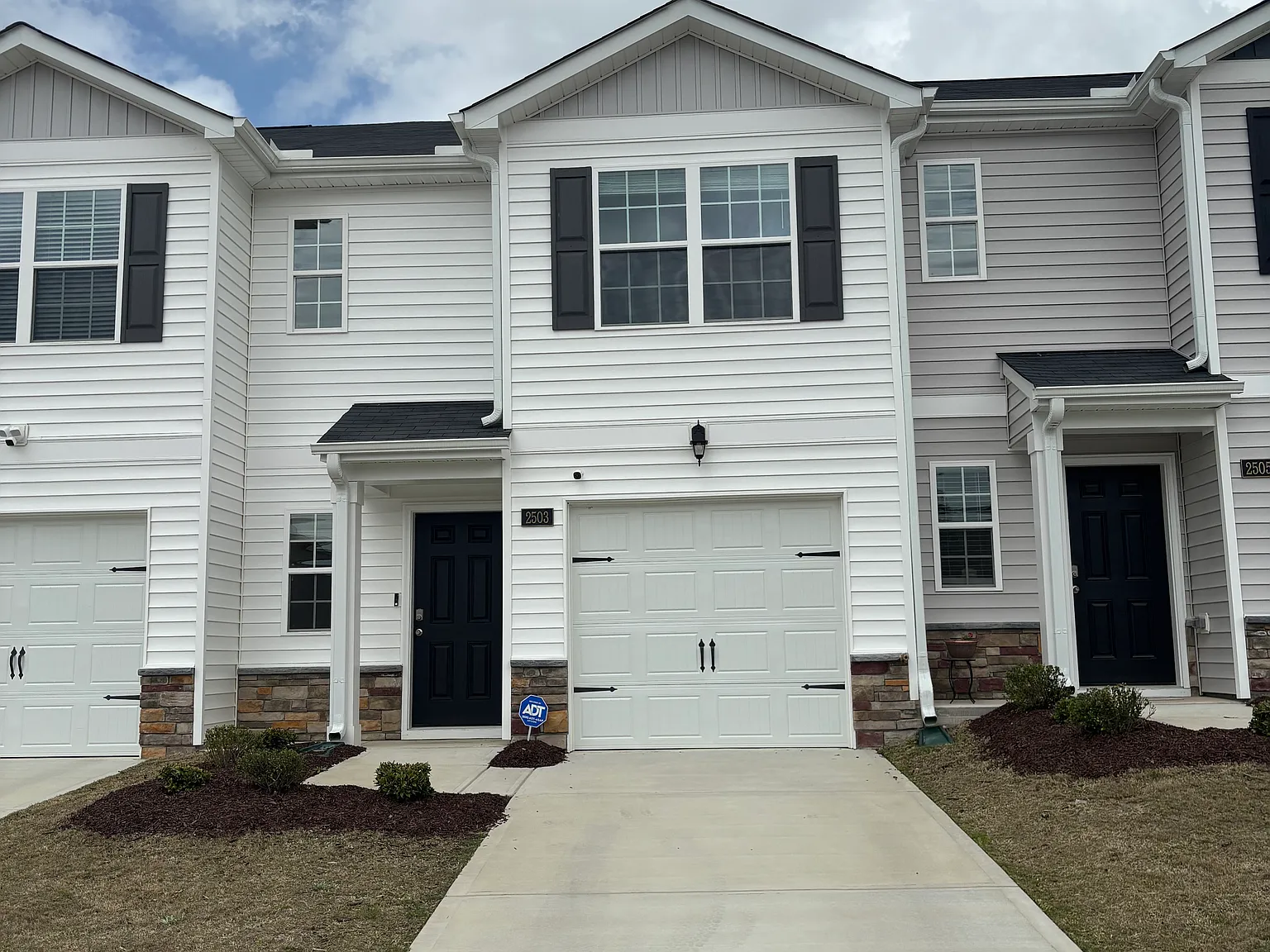 3 bed, 2.5 bath, 1418 sqft, $1,850 — Photo 1
