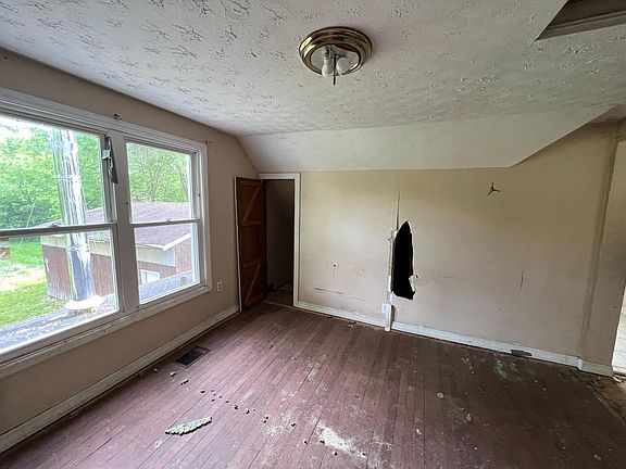 5th image of 222 Chapel Rd