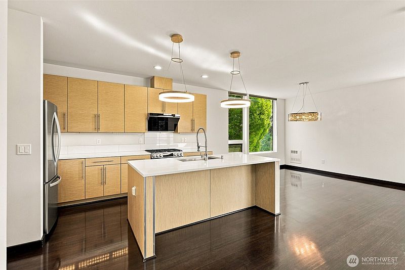 4th image of 4126 Cascadia Avenue S