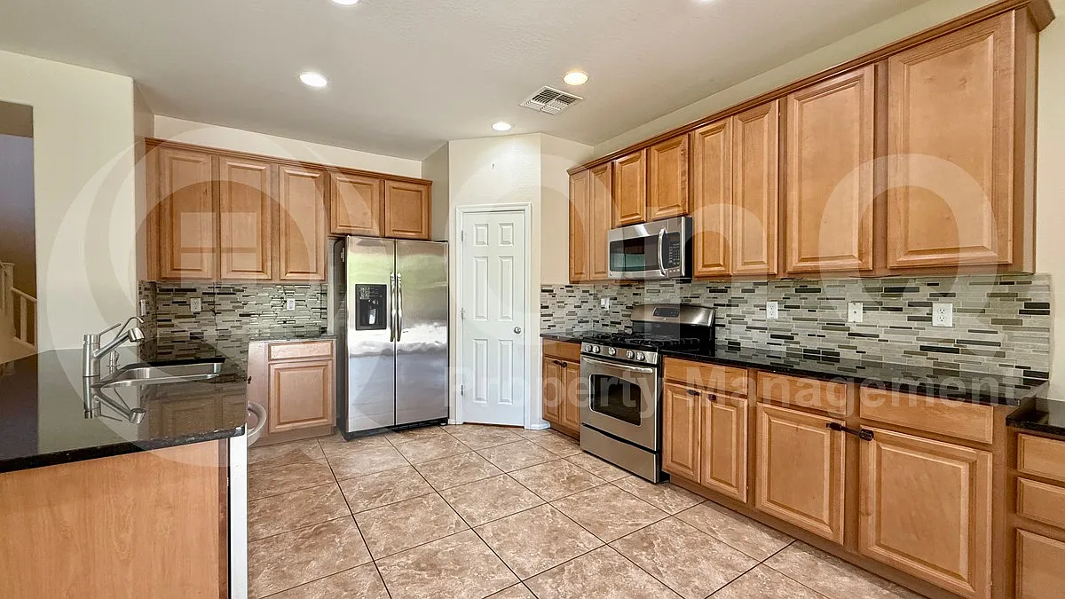 4 bed, 3.0 bath, 2762 sqft, $2,945 — Photo 4