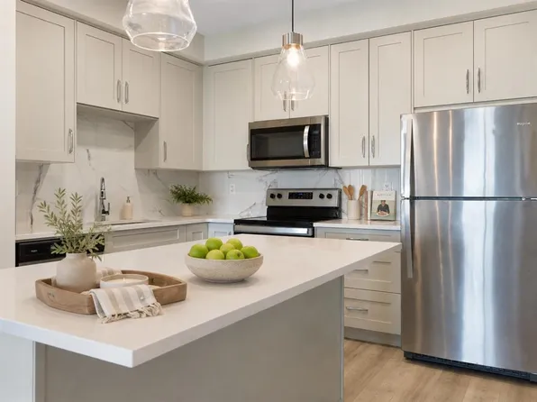 150 W Shawnee Sq SW #202, Calgary, AB T2Y 0W4