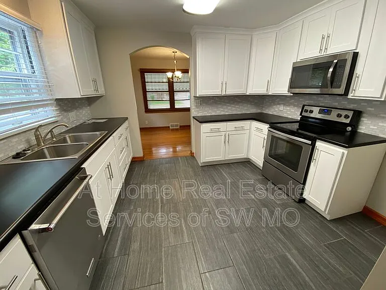 1526 S Kentwood Ave — Photo 7