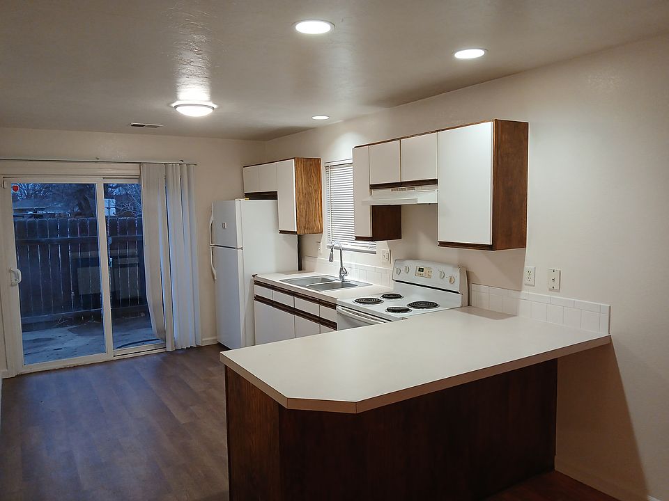 1st image of 2615 W 4th St