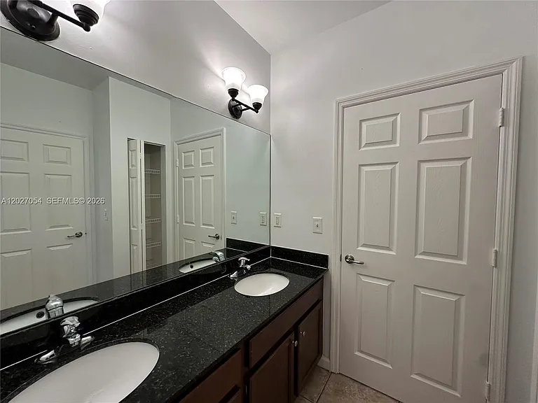 1035 NE 10th Ave #1 — Photo 17