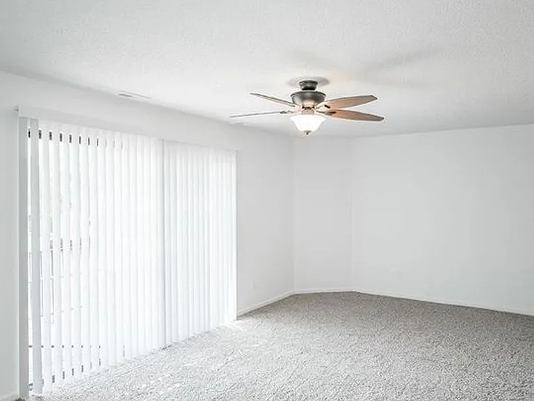August Place Apartments — Photo 20