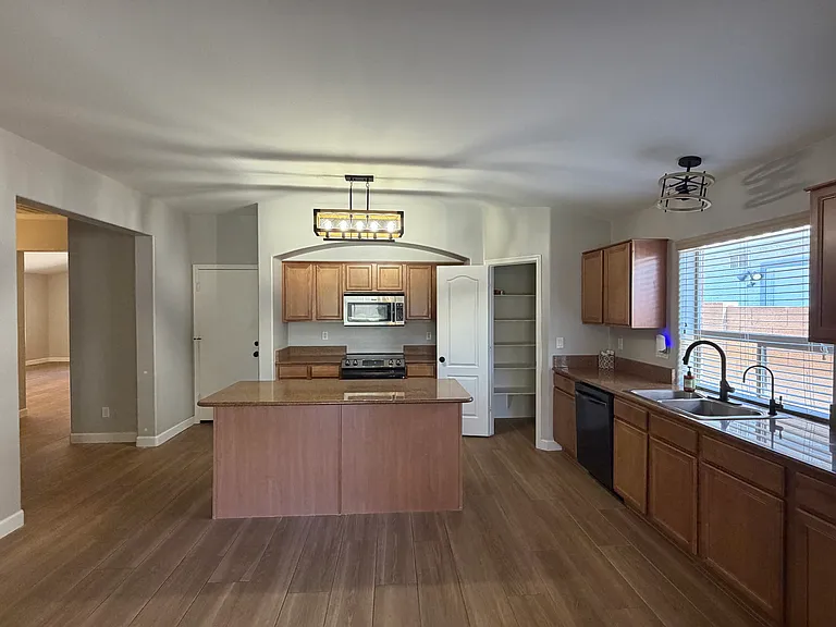 671 E Baker Dr — Photo 2