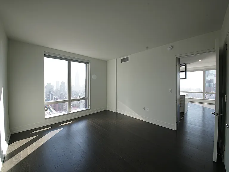 555 10th Ave #52E — Photo 4