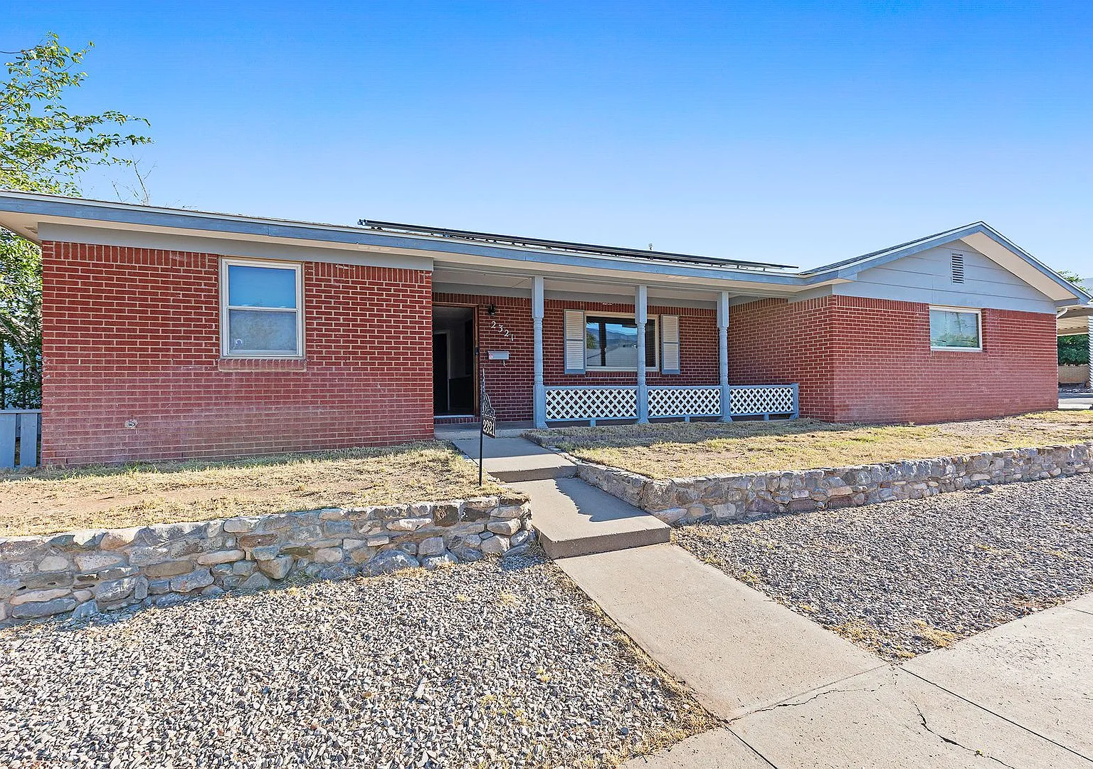 3 Bedroom home with Solar Panels — Photo 1