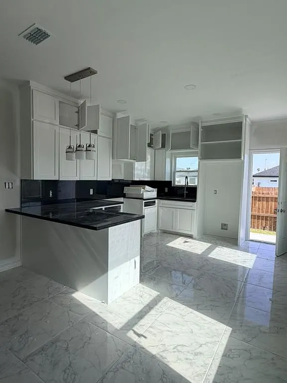 2101 Cassandra St — Photo 4