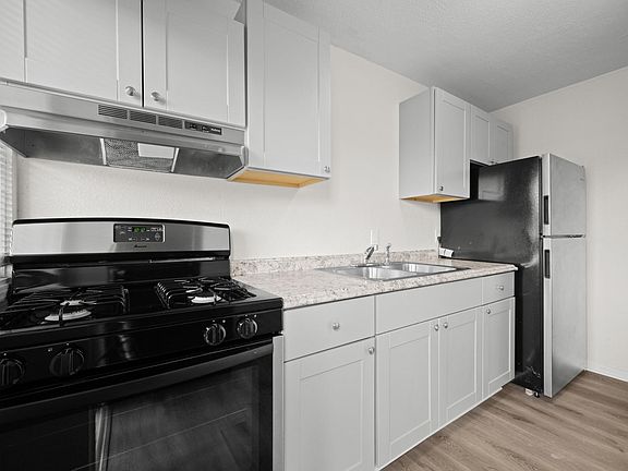 3rd image of 636 Glazebrook St #1