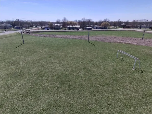 2 Cross St, Burlington, KS 66839