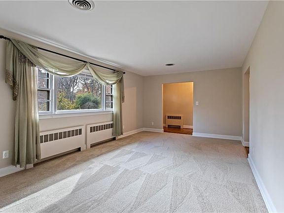 4th image of 303 Dogwood Dr