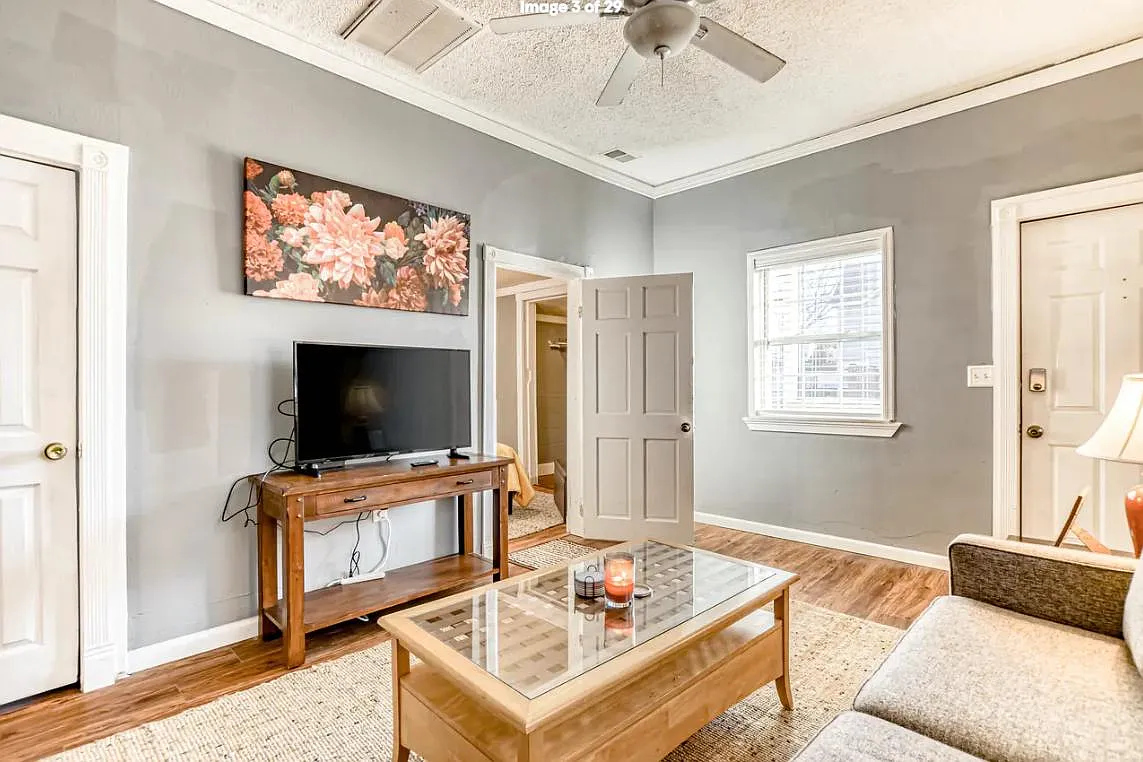 2 bed, 700 sqft, $2,300 — Photo 2