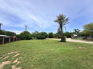 600 Crouch Ave, Devine, TX 78016