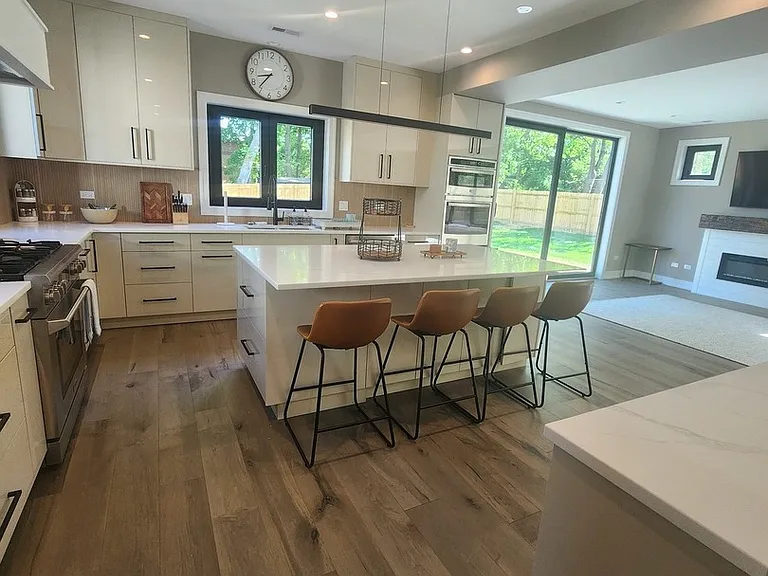 154 Oak St — Photo 3